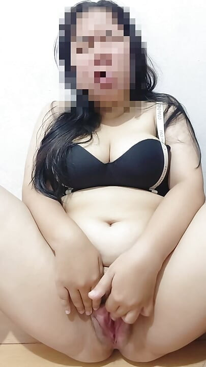 Opuštanje u sobi za uzdavanje čekajući dečka da dođe