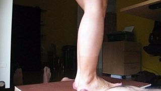 Julia piétine pieds nus