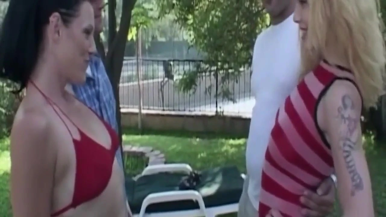 Dövmeli sarışın orta yaşlı seksi kadın açık havada esmerle kalın yarağı yalıyor