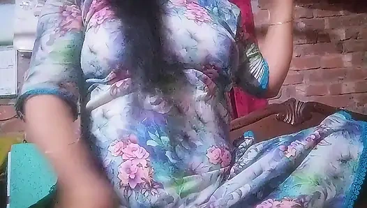 Istri menarik Desi menggerakkan jarinya dengan sangat keras.