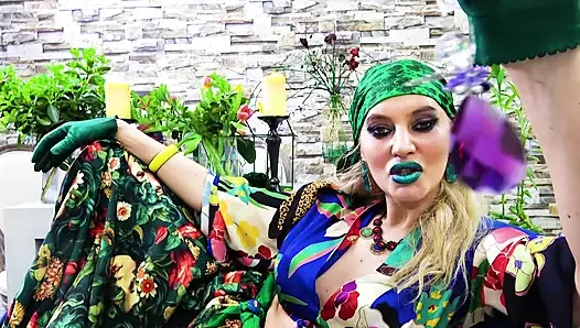 Kiss Poison Ivy'nin yeşil dudaklarını öp