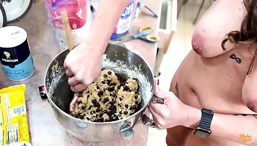 Pertunjukan bugil sambil masak - chocolate chip cookies