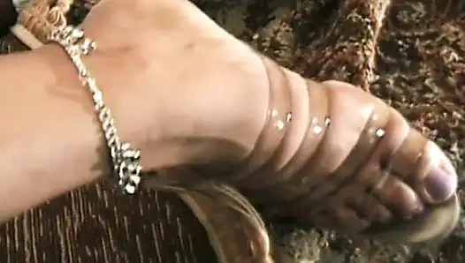 Cewek semok kulit hitam ini dientot sama cowok kulit hitam sambil ngentot pantatnya pakai dildo