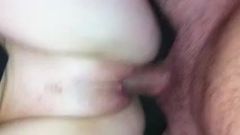 Une petite amie se fait baiser par une grosse bite