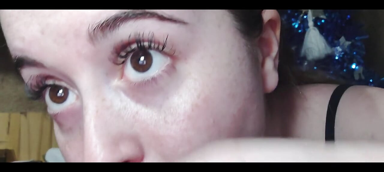 Pinceta moich brwi z bliska