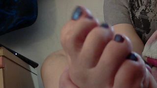 Moje palce u nóg są dziś takie smaczne! - kobieta ssie jej stopy