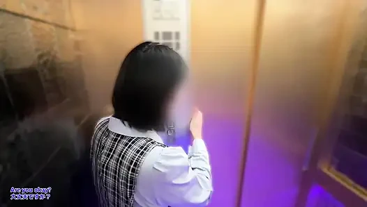 Секс в лифте. Офисное здание в отпуск.