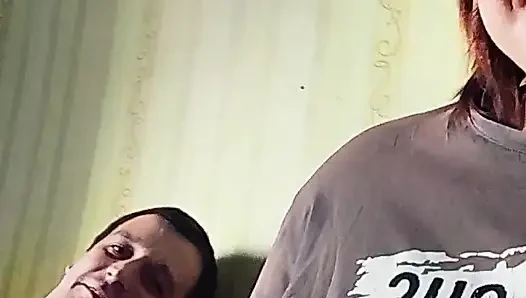 Amateur freundin blowjob statt kochen - kurvige brünette mit brille lutscht und wichst schwanz