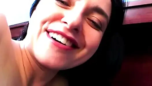 Esmerler kıllı ıslak amında pembe dildo kullanıyor