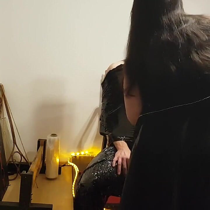 Foil Bondage Slave Parte 2 - Filme agarrado mumificado e bordado à loucura