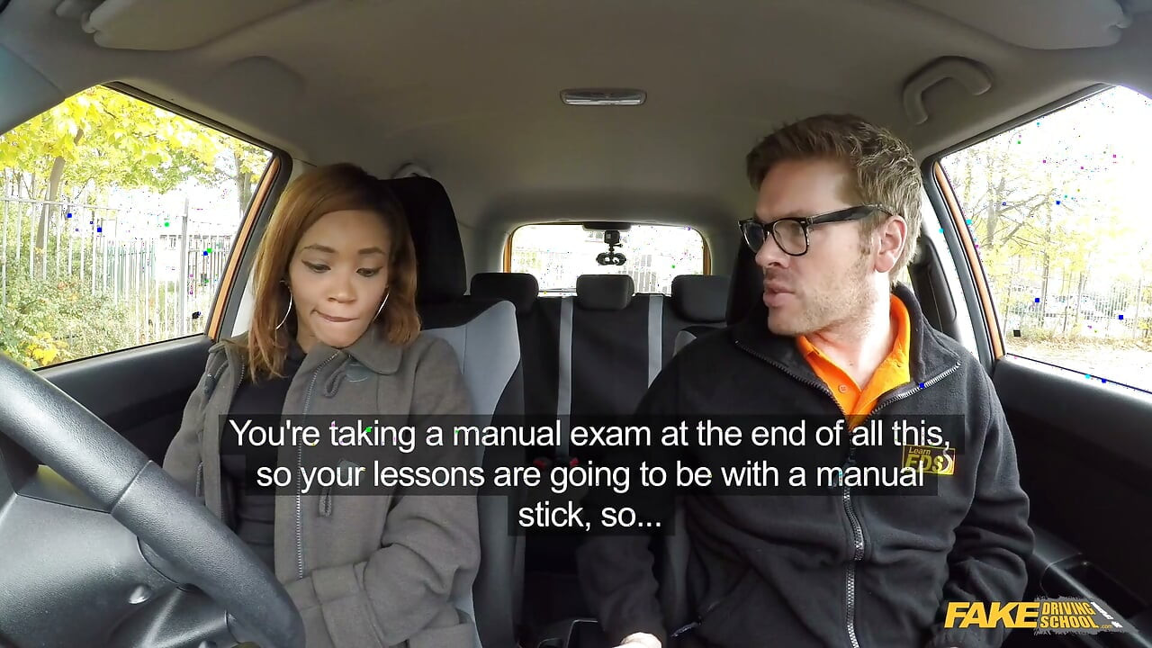 Fake Driving College - Linda Kiki faz boquete no banco de trás para aulas de condução mais baratas