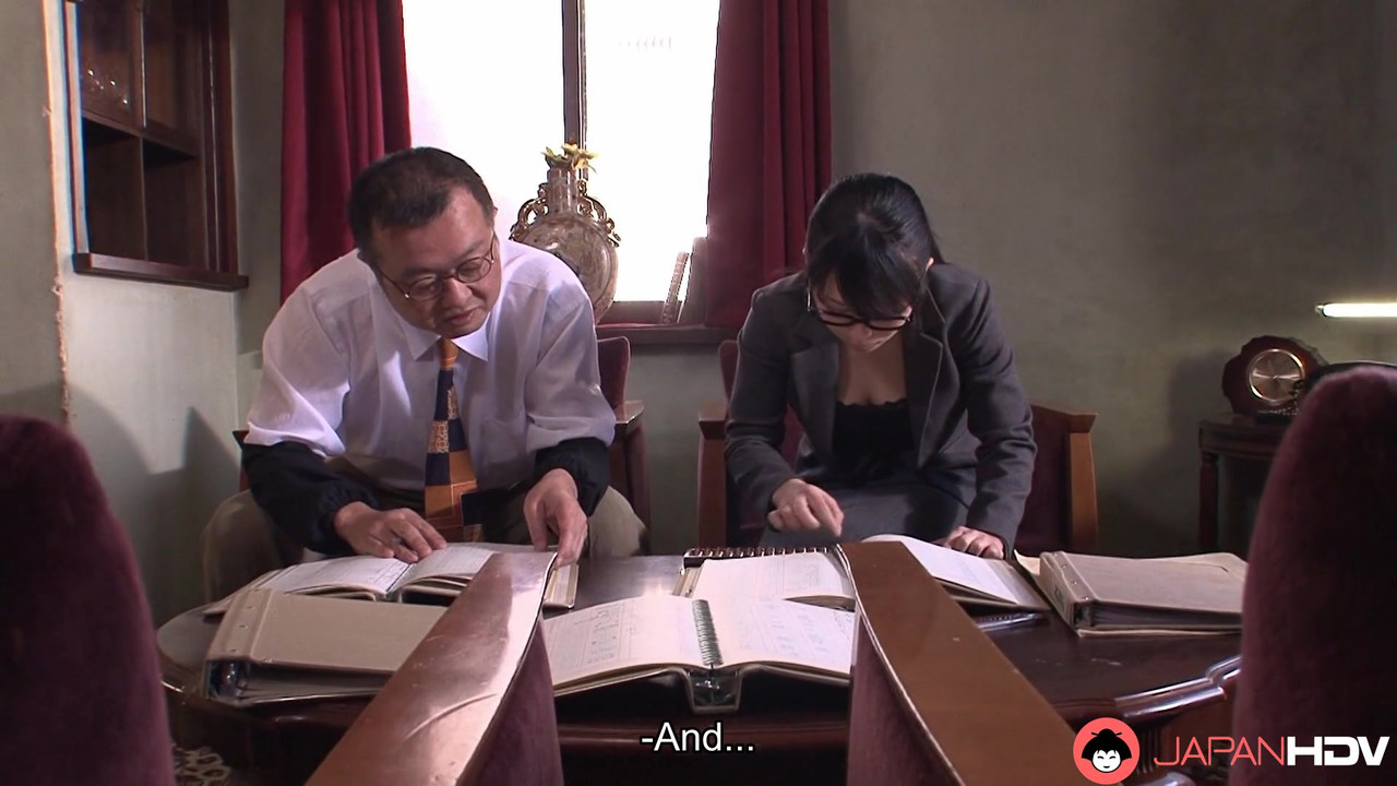 日本办公室女士nana kunimi在办公室里吮吸鸡巴，无码。