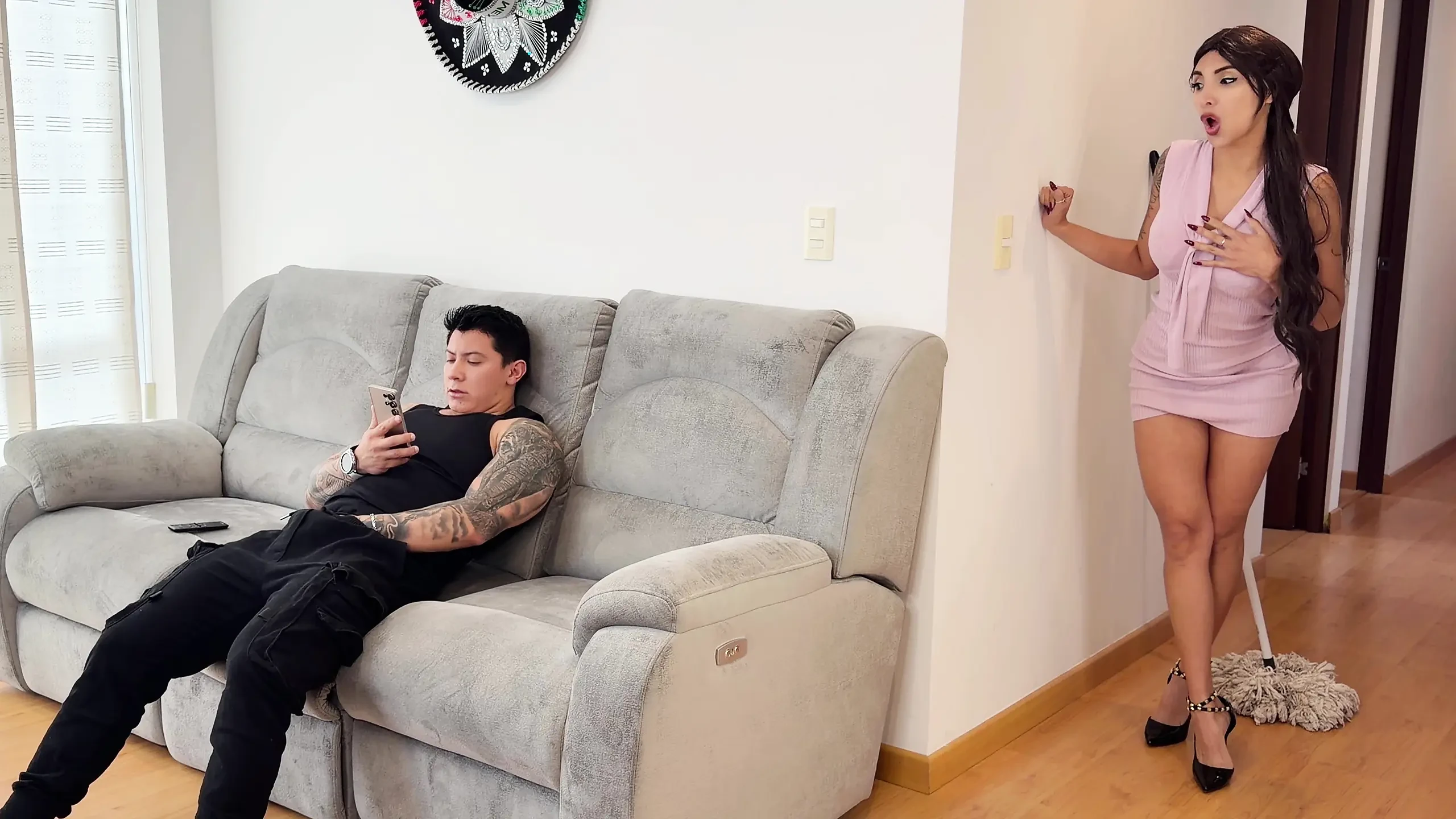 手淫被抓！饥渴熟女一边观看她的继子一边按摩她的阴户！