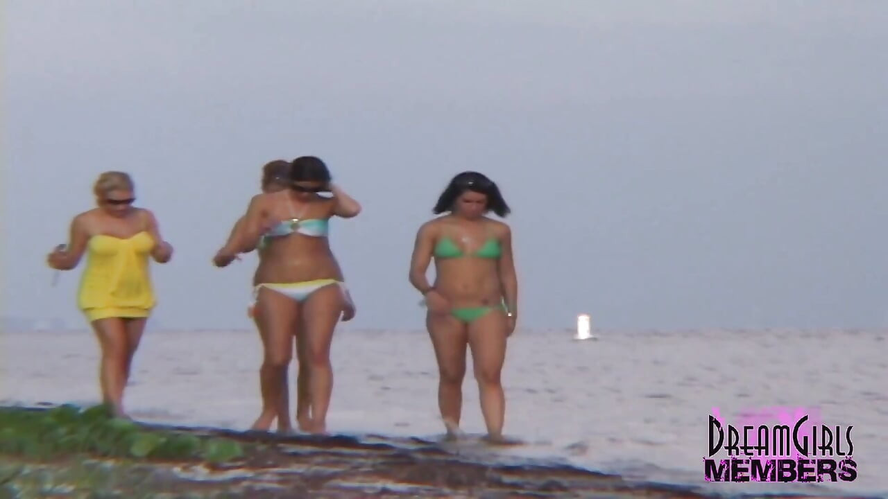 All Natural College Hotties Take Their Bikinis off