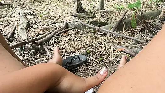 Ben yaramaz bir kızım. Parmaklarımı büyük ıslak vajinamda hissetmeyi gerçekten seviyorum hehehej