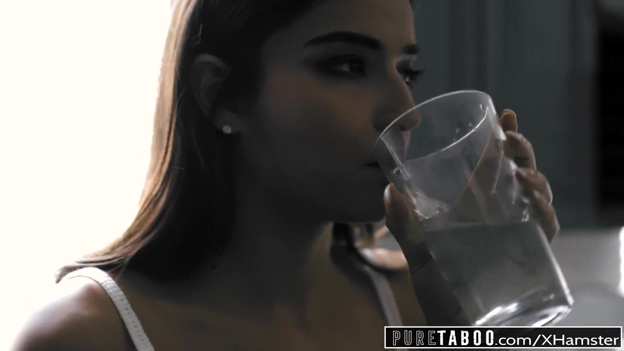 純粋なタブーティーン痴女Emily WillisがStepdadでスパンキング＆中出し