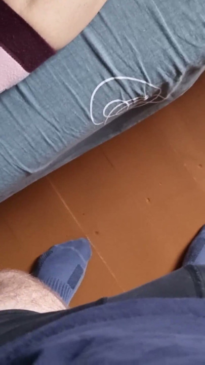 אורח מזיין את האישה בזמן שהיא משחקת במשחקי וידאו. תלת מיני ביתי. חלק 1. 32802 | קליפ 1