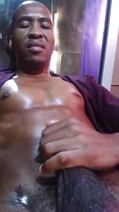 Je me masturbe toute seule dans ma chambre privée