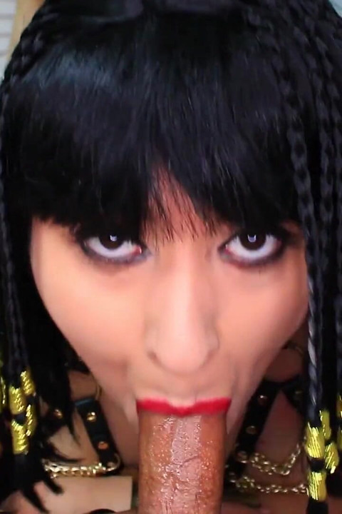 보짓물 가득한 자지를 빨아주는 Cleopatra