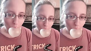 Asmr 巨大的泡泡糖声音效果在耳机中听