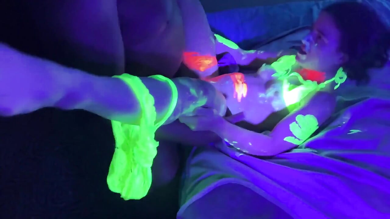 Fullständig video - glow party! Bukkake gängknull för sperma hungrig slampa - Cliff Media Productions