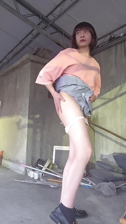 Một chiếc váy rộng rãi được ghép nối với đồ lót màu trắng, và phích cắm hậu môn được cắm trên sân thượng