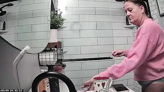 Mrs. joanne tanner, eine echte öffentliche lehrerin, wird in der dusche gefangen genommen 03-09-2026