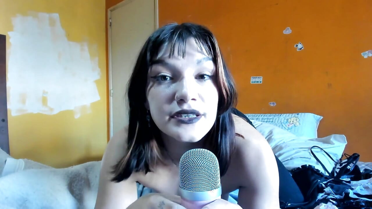 Femdom інструкція з дрочки: ця готична дівчина збирається висушити вас без порізів