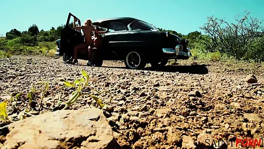 Monique Alexander klasik kaslı arabada amcığını siktiriyor