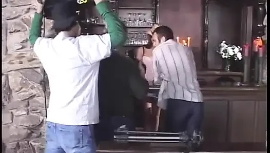 Yönetmen çekime başlamadan önce yıldızlarına son talimatları veriyor