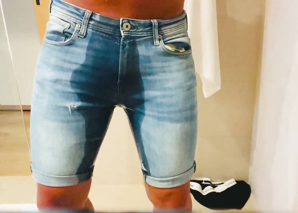 Meando en los shorts vaqueros de mi hermano