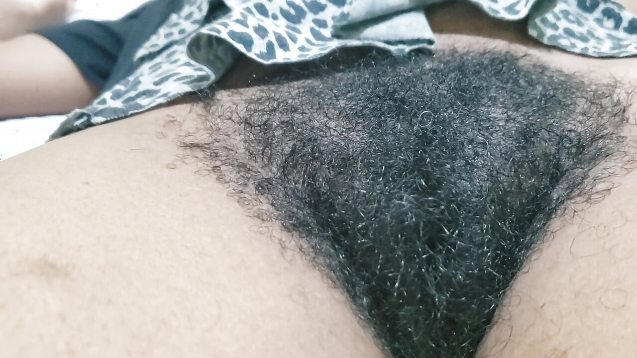 Schöne reife frau mit behaarter muschi und sexy selbstvertrauen