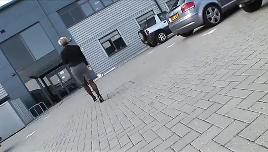 Sexy blonde milf wird in den arsch gefickt