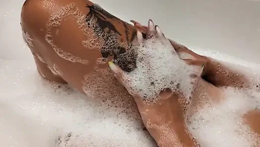 Amatör bronzlaşmış kız banyoda mükemmel göğüslerini ve amcığını gösteriyor