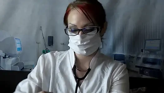 Arzt isst in medizinischer maske und handschuhen