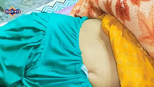 Gerçek Hintli köylü kadın üvey erkek kardeşiyle ilk kez Hintçe videoda seks yapıyor. Hintli köylü kadın xxx videosu.