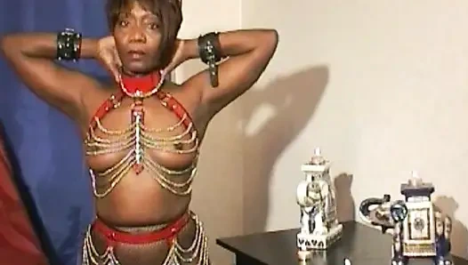 Bağlı zenci Fransız kaltak BDSM'nin tadını çıkarıyor