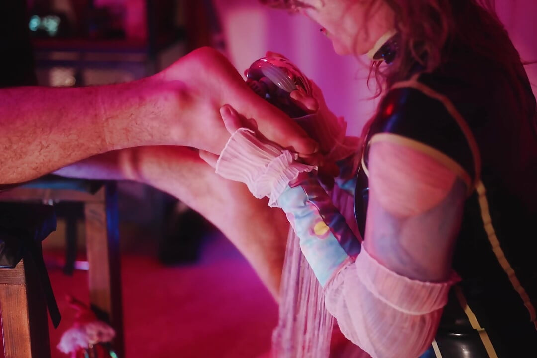 Joy the Clown Interview Latex Femdom Kildrende Drillende og legende kontrol