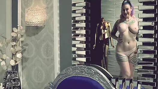 Cewek cantik bertato bugil sambil bugil