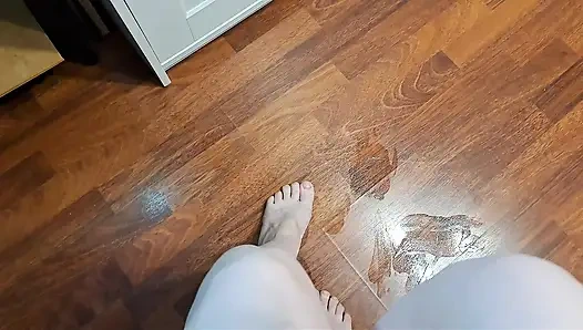 Скачу на стуле на пропитанном мылом полу