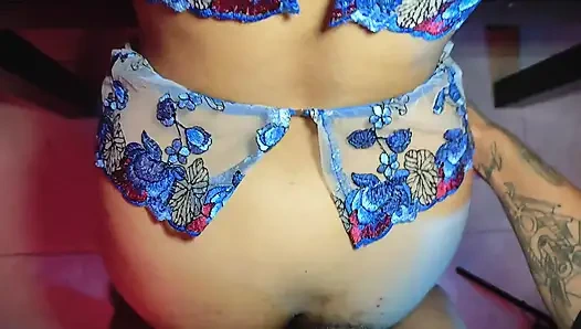 Üvey kız kardeşimi erkek arkadaşı için çıplak fotoğraf çekerken buluyorum ve beni onu sikmeye davet ediyor