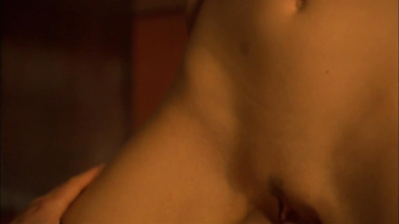 Caliente morena en medias sexy monta polla dura