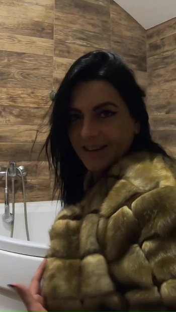 MilfyCalla- Pee play in bathtub while wearing a fur coat and pantyhose 198 - AND this is a fetish that I like. p3