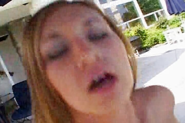 Barberet blond tøs ansigtsbehandling efter varmt kneppe ved poolen