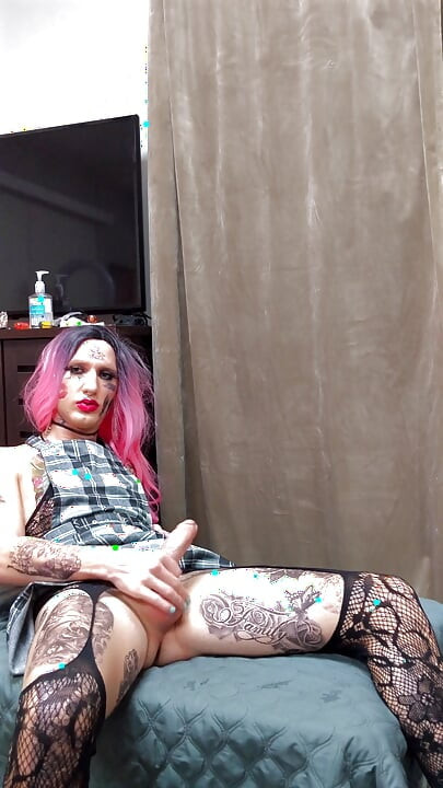 Femboy tatuată extrem de sexy se masturbează
