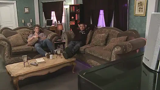 Dua cewek cantik dientot sama dua kontol ngaceng di sofa