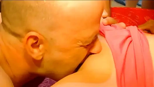 Olgun esmer sürtük azgın adamlar tarafından grup seks yapıyor sırılsıklam