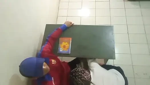 Ürpertici ve gerçek bir kız öğrenci sınıfın ortasında matematik öğretmeniyle götünü sikiyor