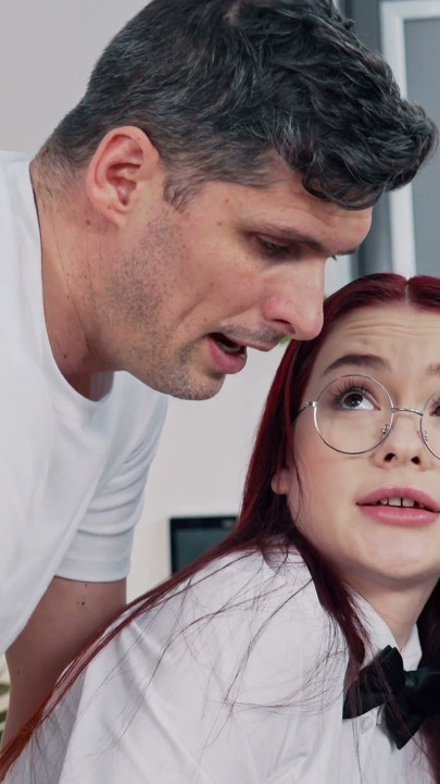 Sexy nørd-stesøster får creampie fra heldig stedbror | Klip 1