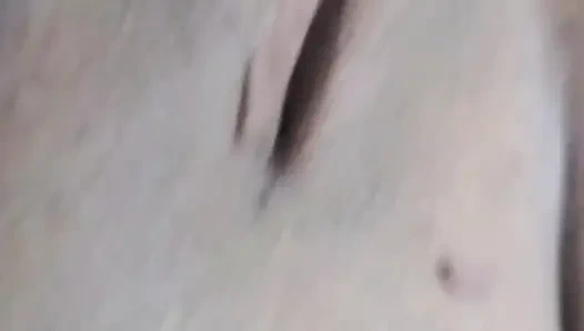 Моя соседка предлагает мне массаж и в конечном итоге трахается с моей задницей